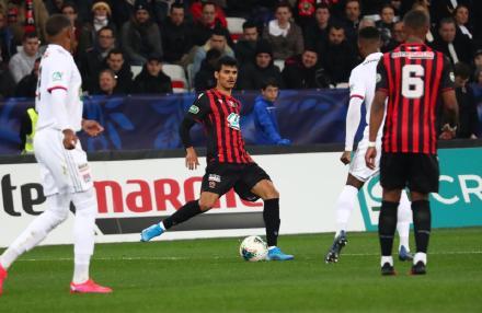  里昂主场惨败尼斯，防守漏洞暴露主帅承压  